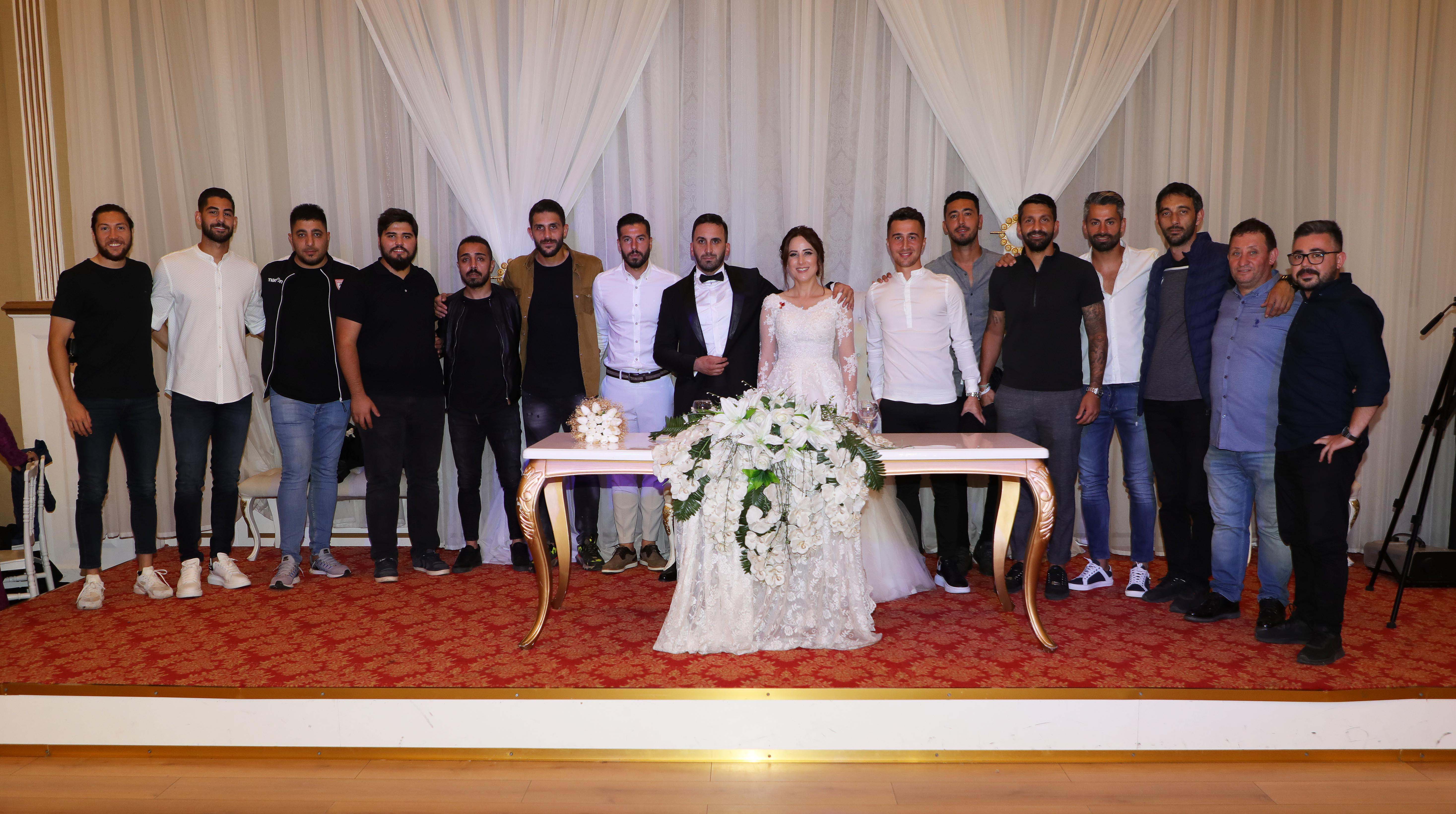 Bu düğün Kırmızı Beyaz